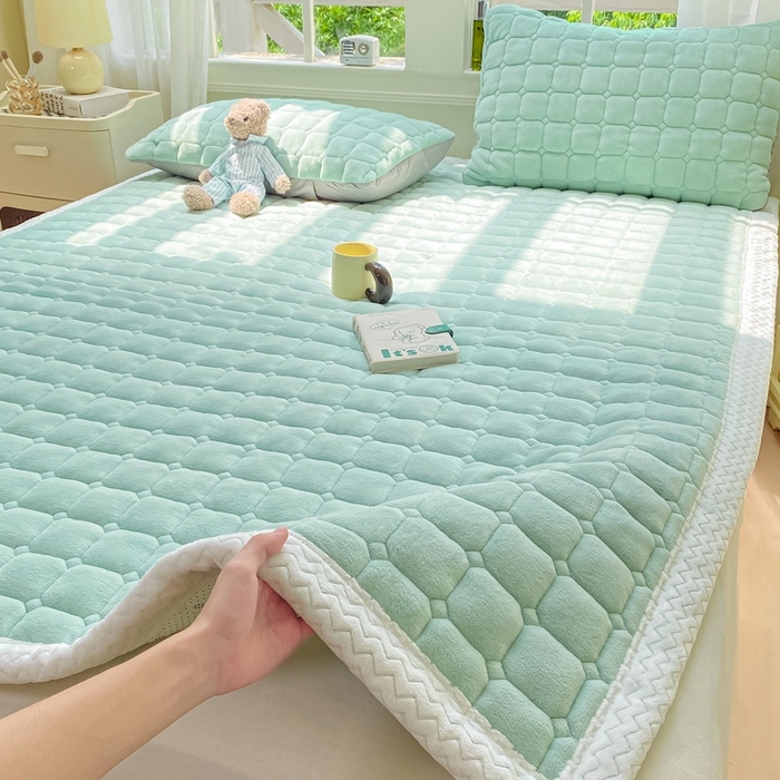 91家纺网 家纺一手货源 找家纺 2025年新款纯色牛奶绒夹棉床垫-风格一 冰蓝