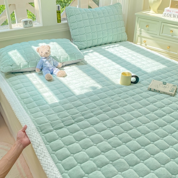 91家纺网 家纺一手货源 找家纺 2025年新款纯色牛奶绒夹棉床垫-风格一 冰蓝