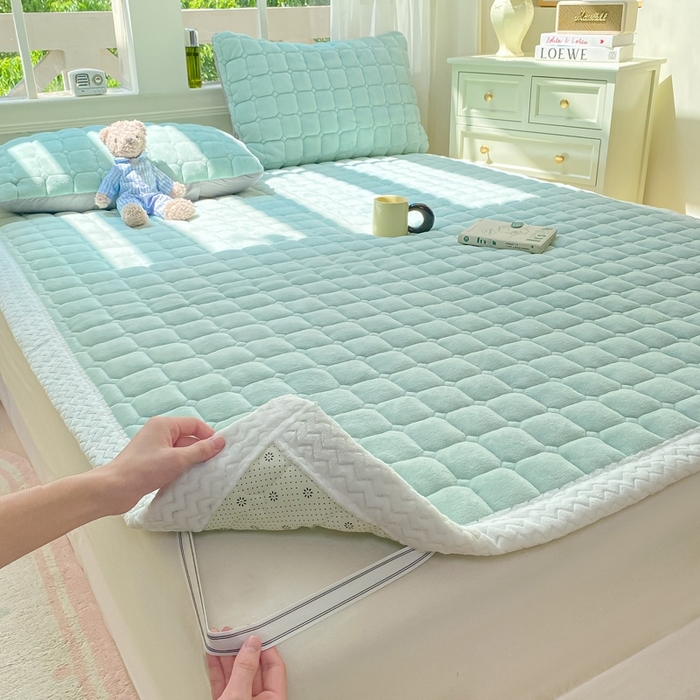91家纺网 家纺一手货源 找家纺 2025年新款纯色牛奶绒夹棉床垫-风格一 冰蓝