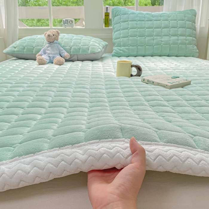 91家纺网 家纺一手货源 找家纺 2025年新款纯色牛奶绒夹棉床垫-风格一 冰蓝