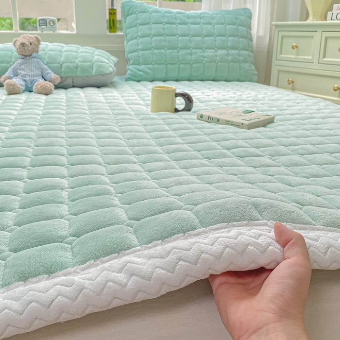 91家纺网 家纺一手货源 找家纺 2025年新款纯色牛奶绒夹棉床垫-风格一 冰蓝