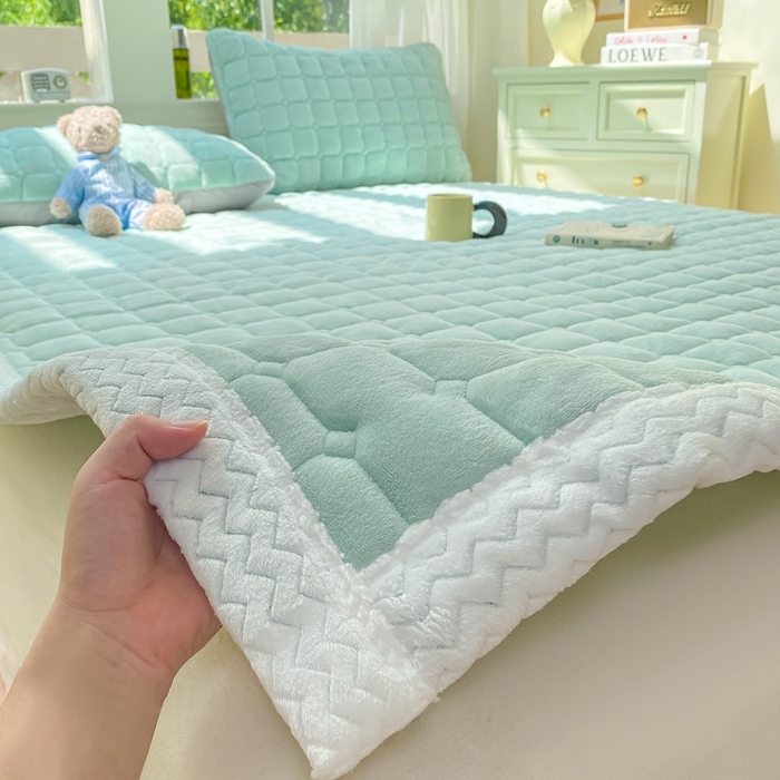 91家纺网 家纺一手货源 找家纺 2025年新款纯色牛奶绒夹棉床垫-风格一 冰蓝