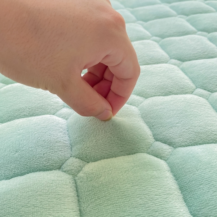 91家纺网 家纺一手货源 找家纺 2025年新款纯色牛奶绒夹棉床垫-风格一 冰蓝