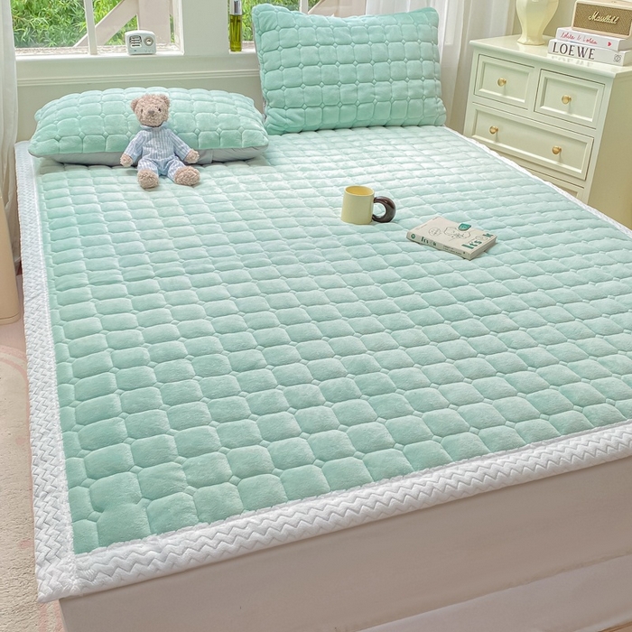 91家纺网 家纺一手货源 找家纺 2025年新款纯色牛奶绒夹棉床垫-风格一 冰蓝