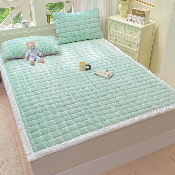 91家纺网 家纺一手货源 找家纺 2025年新款纯色牛奶绒夹棉床垫-风格一 冰蓝