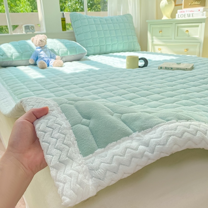 91家纺网 家纺一手货源 找家纺 2025年新款纯色牛奶绒夹棉床垫-风格一 冰蓝