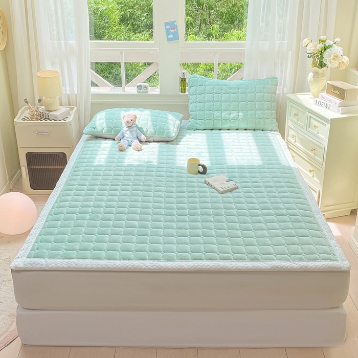 91家纺网 家纺一手货源 找家纺 2025年新款纯色牛奶绒夹棉床垫-风格一 冰蓝