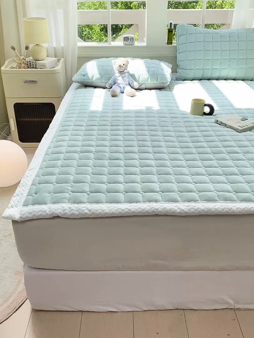 91家纺网 家纺一手货源 找家纺 2025年新款纯色牛奶绒夹棉床垫-风格一 冰蓝