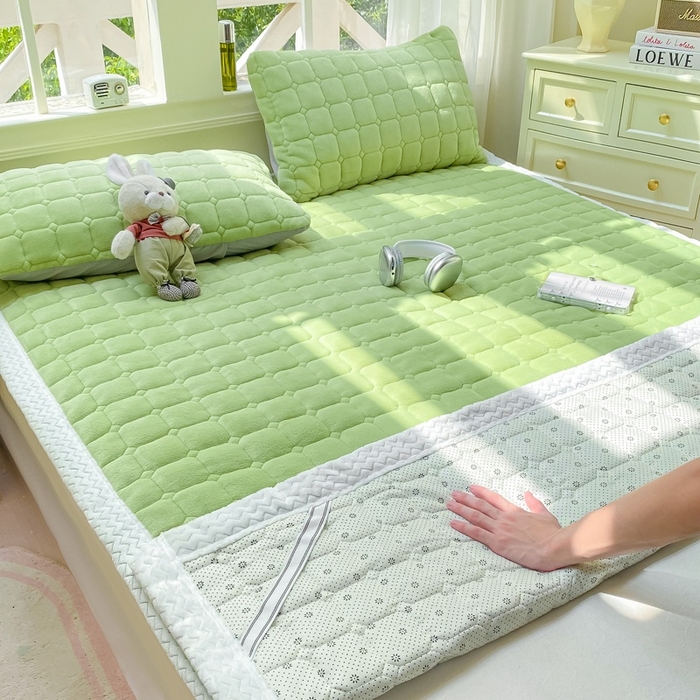 91家纺网 家纺一手货源 找家纺 2025年新款纯色牛奶绒夹棉床垫-风格一 豆绿