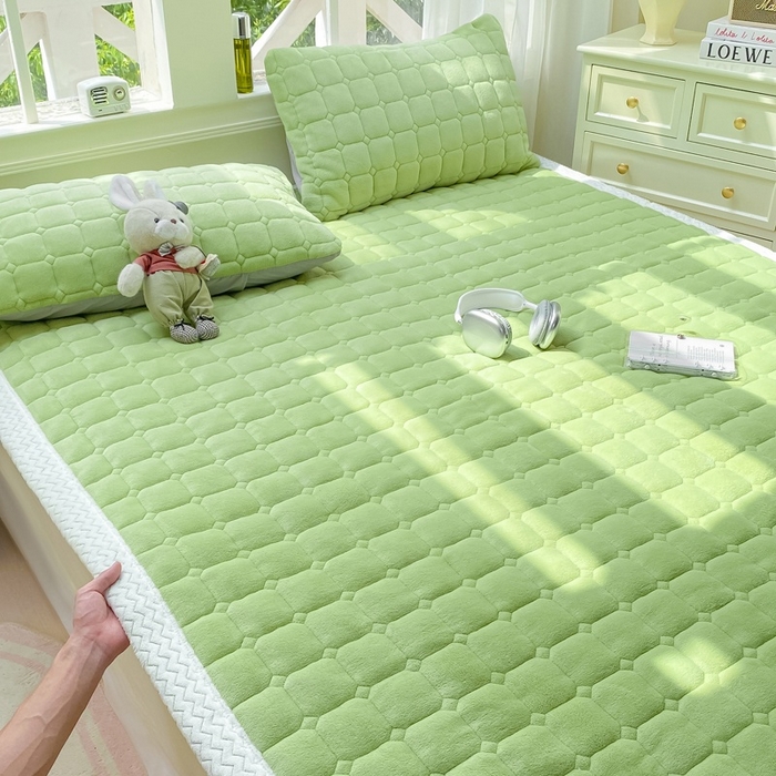 91家纺网 家纺一手货源 找家纺 2025年新款纯色牛奶绒夹棉床垫-风格一 豆绿