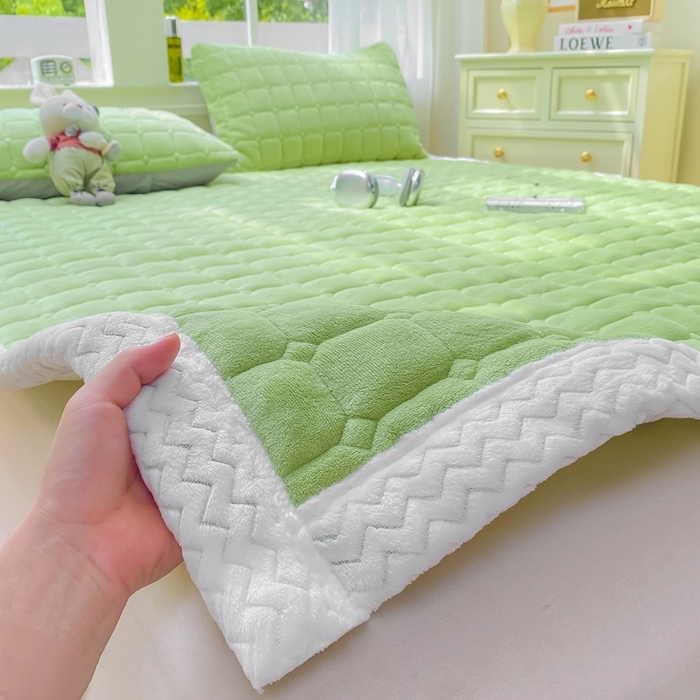 91家纺网 家纺一手货源 找家纺 2025年新款纯色牛奶绒夹棉床垫-风格一 豆绿