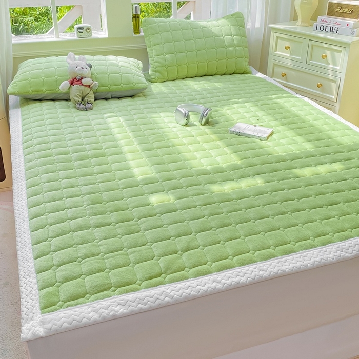 91家纺网 家纺一手货源 找家纺 2025年新款纯色牛奶绒夹棉床垫-风格一 豆绿