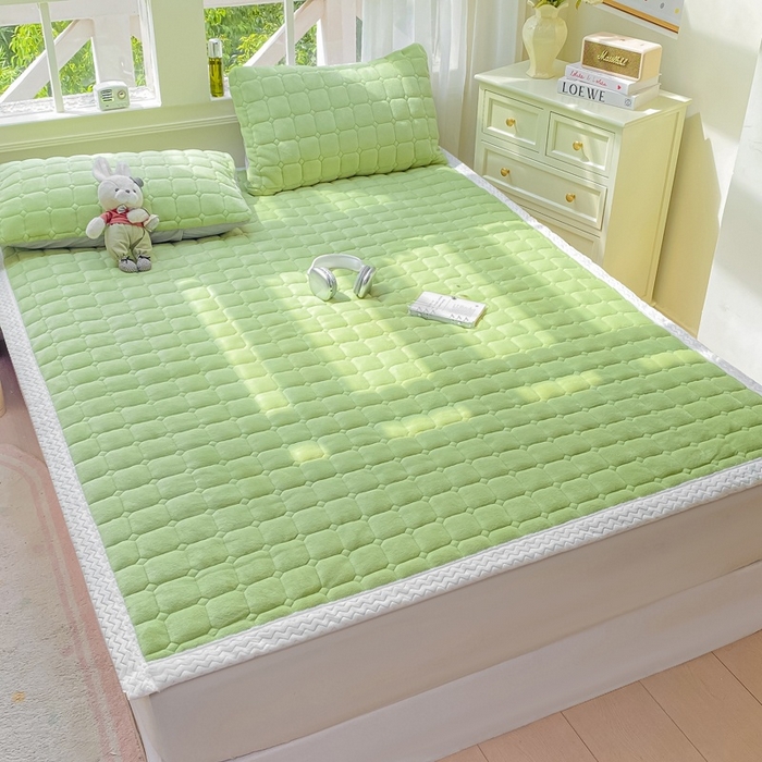 91家纺网 家纺一手货源 找家纺 2025年新款纯色牛奶绒夹棉床垫-风格一 豆绿