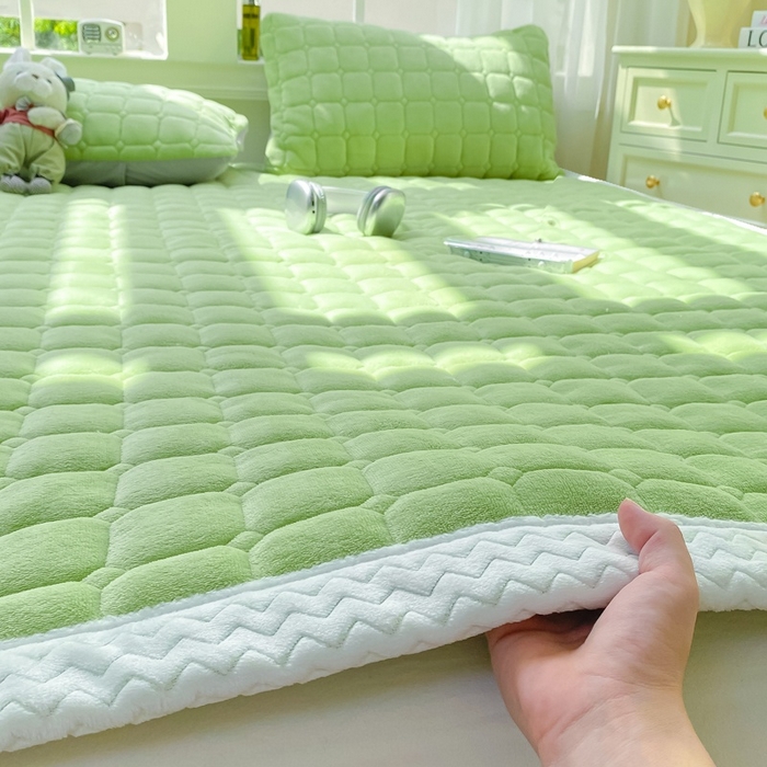 91家纺网 家纺一手货源 找家纺 2025年新款纯色牛奶绒夹棉床垫-风格一 豆绿