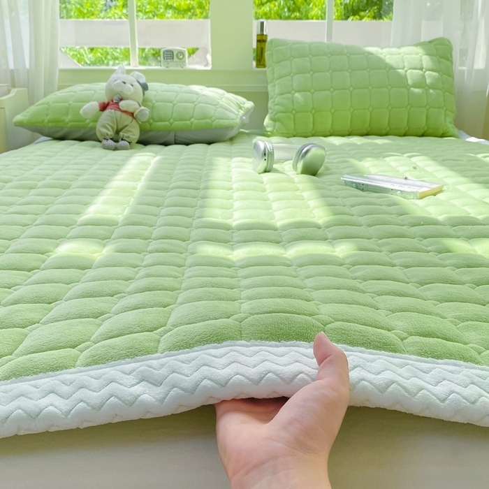 91家纺网 家纺一手货源 找家纺 2025年新款纯色牛奶绒夹棉床垫-风格一 豆绿