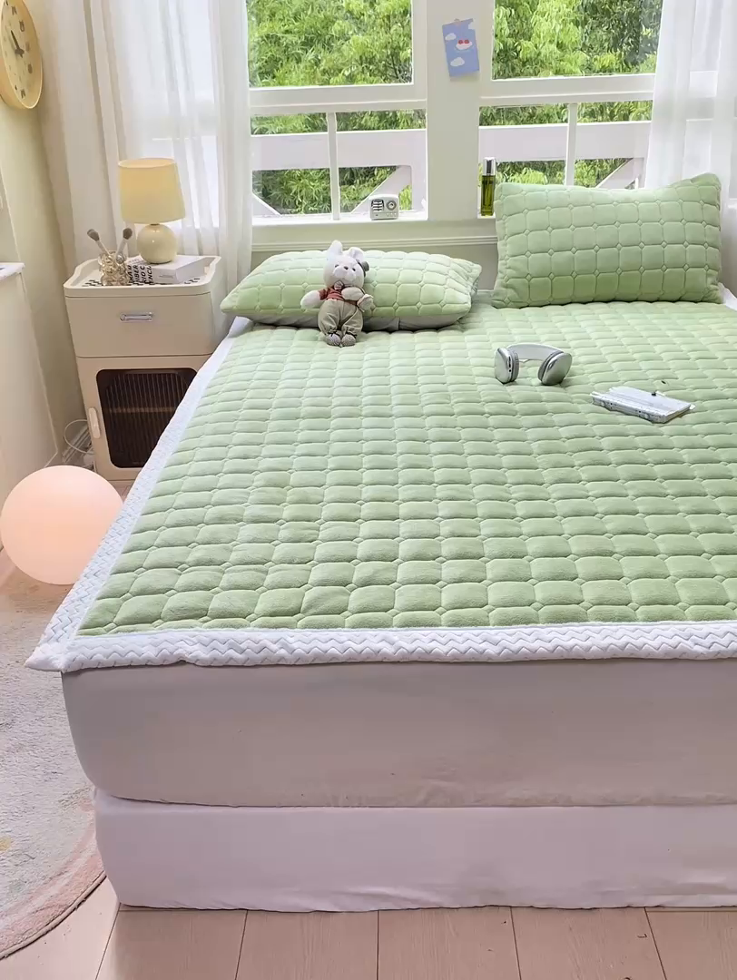 91家纺网 家纺一手货源 找家纺 2025年新款纯色牛奶绒夹棉床垫-风格一 豆绿