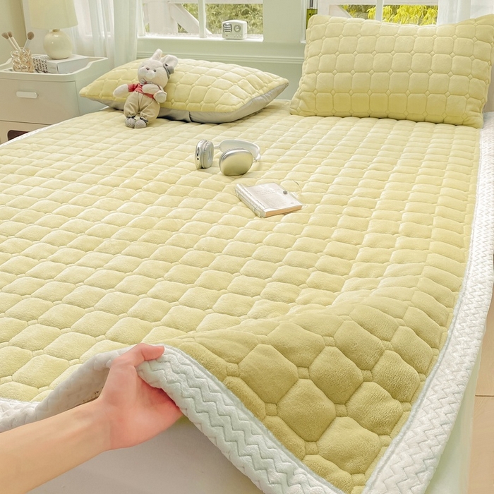 91家纺网 家纺一手货源 找家纺 2025年新款纯色牛奶绒夹棉床垫-风格一 奶黄