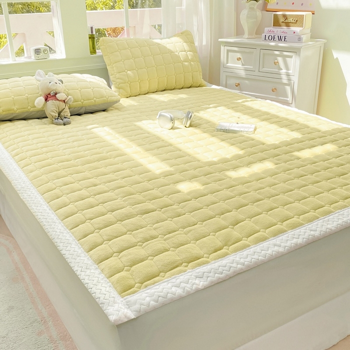 91家纺网 家纺一手货源 找家纺 2025年新款纯色牛奶绒夹棉床垫-风格一 奶黄