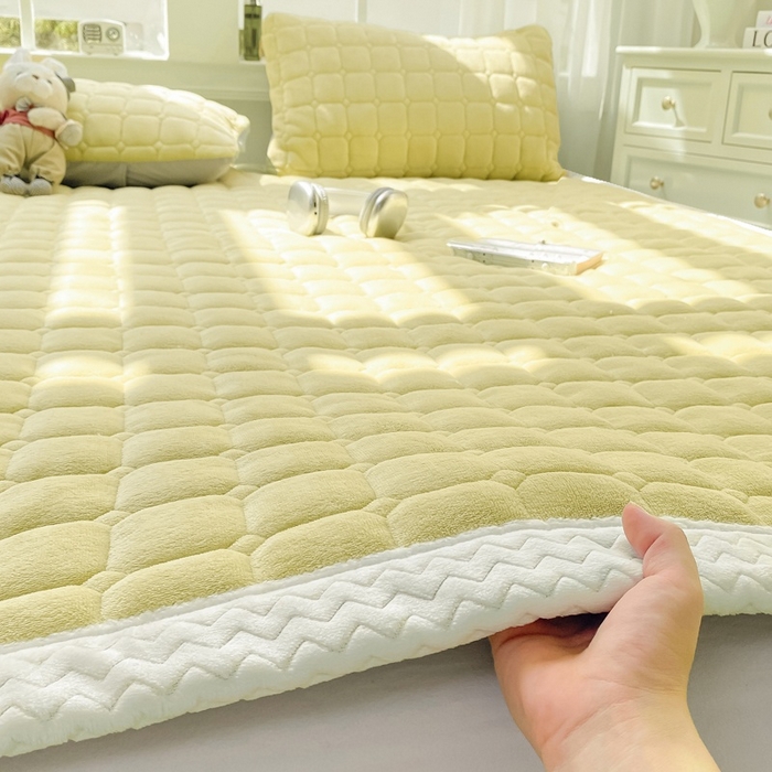 91家纺网 家纺一手货源 找家纺 2025年新款纯色牛奶绒夹棉床垫-风格一 奶黄