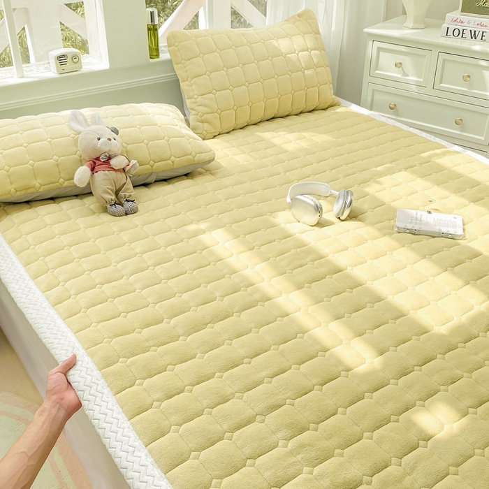 91家纺网 家纺一手货源 找家纺 2025年新款纯色牛奶绒夹棉床垫-风格一 奶黄