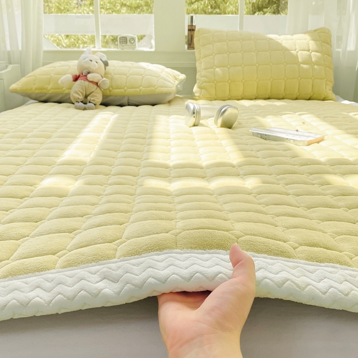 91家纺网 家纺一手货源 找家纺 2025年新款纯色牛奶绒夹棉床垫-风格一 奶黄