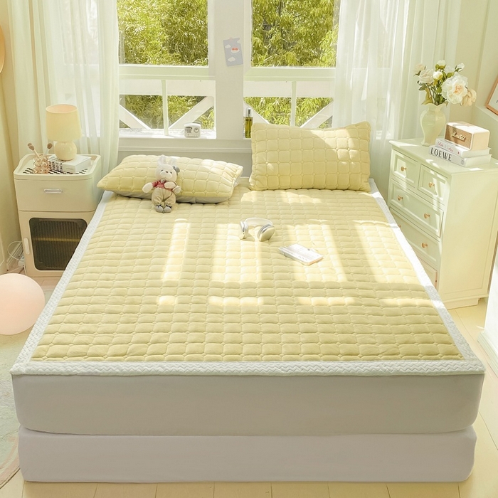 91家纺网 家纺一手货源 找家纺 2025年新款纯色牛奶绒夹棉床垫-风格一 奶黄