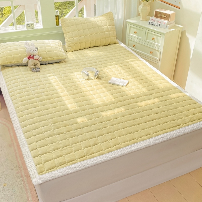 91家纺网 家纺一手货源 找家纺 2025年新款纯色牛奶绒夹棉床垫-风格一 奶黄