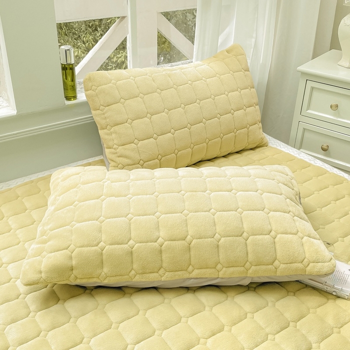 91家纺网 家纺一手货源 找家纺 2025年新款纯色牛奶绒夹棉床垫-风格一 奶黄