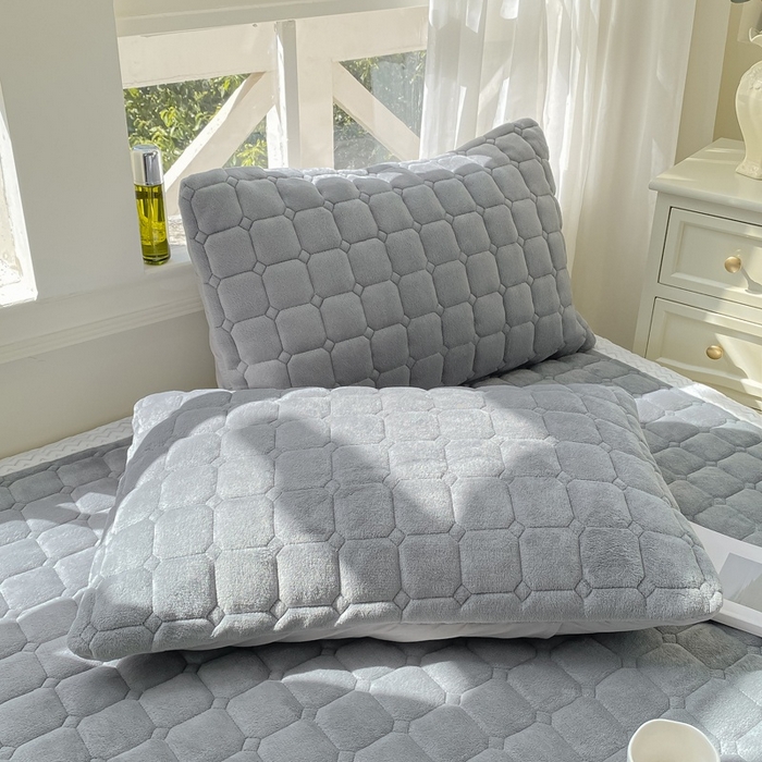 91家纺网 家纺一手货源 找家纺 2025年新款纯色牛奶绒夹棉床垫-风格一 浅灰