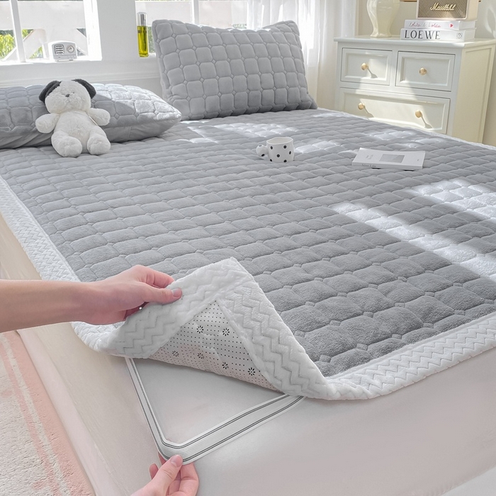 91家纺网 家纺一手货源 找家纺 2025年新款纯色牛奶绒夹棉床垫-风格一 浅灰