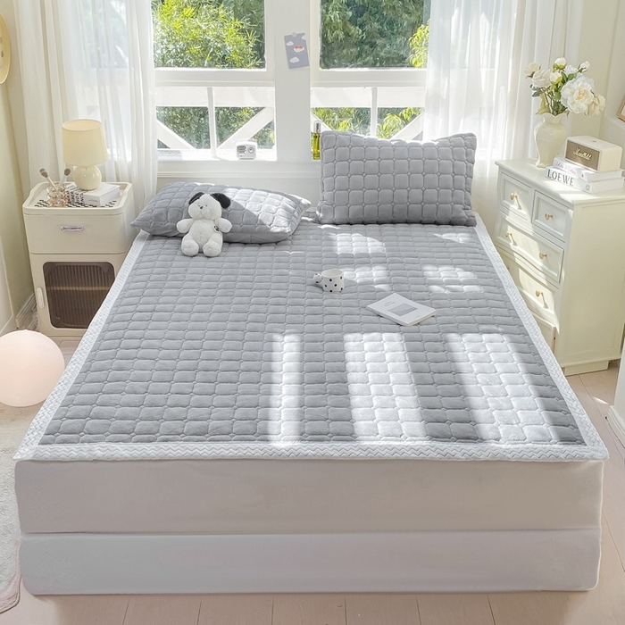 91家纺网 家纺一手货源 找家纺 2025年新款纯色牛奶绒夹棉床垫-风格一 浅灰