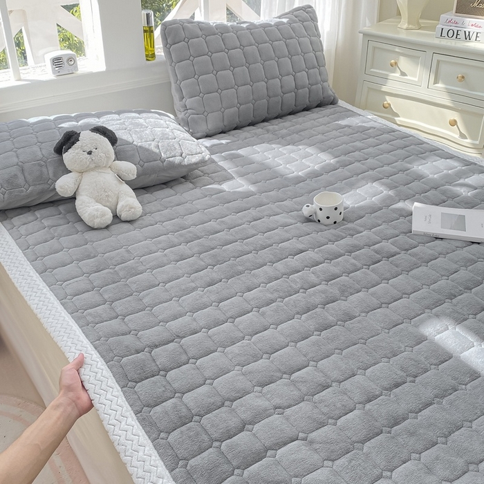 91家纺网 家纺一手货源 找家纺 2025年新款纯色牛奶绒夹棉床垫-风格一 浅灰