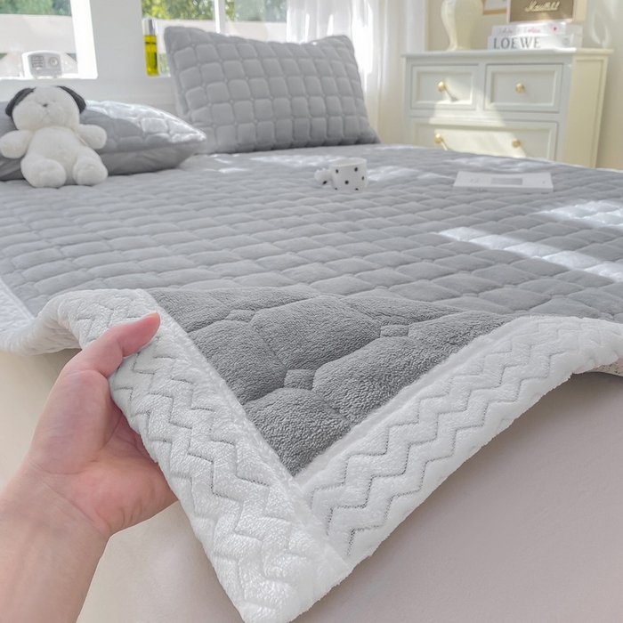 91家纺网 家纺一手货源 找家纺 2025年新款纯色牛奶绒夹棉床垫-风格一 浅灰