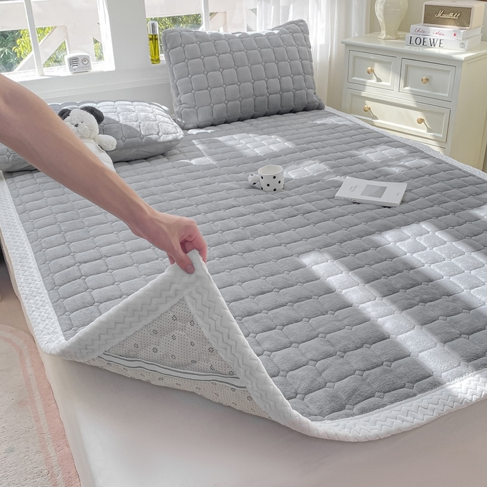 91家纺网 家纺一手货源 找家纺 2025年新款纯色牛奶绒夹棉床垫-风格一 浅灰