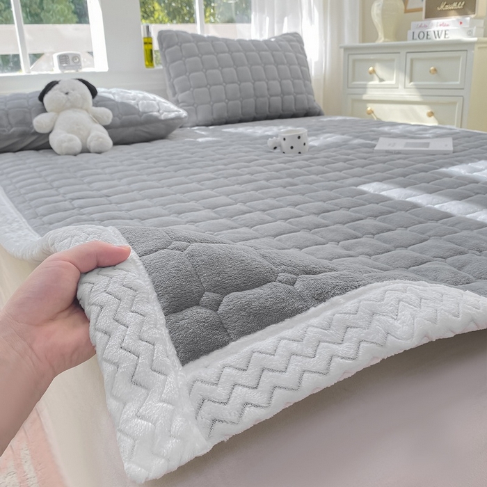 91家纺网 家纺一手货源 找家纺 2025年新款纯色牛奶绒夹棉床垫-风格一 浅灰