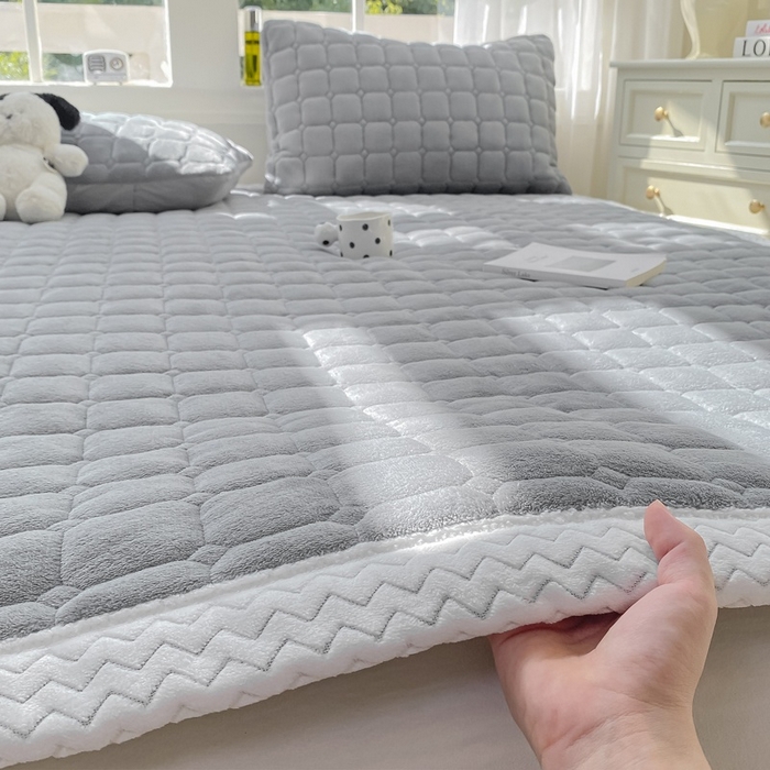 91家纺网 家纺一手货源 找家纺 2025年新款纯色牛奶绒夹棉床垫-风格一 浅灰