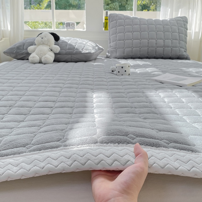 91家纺网 家纺一手货源 找家纺 2025年新款纯色牛奶绒夹棉床垫-风格一 浅灰