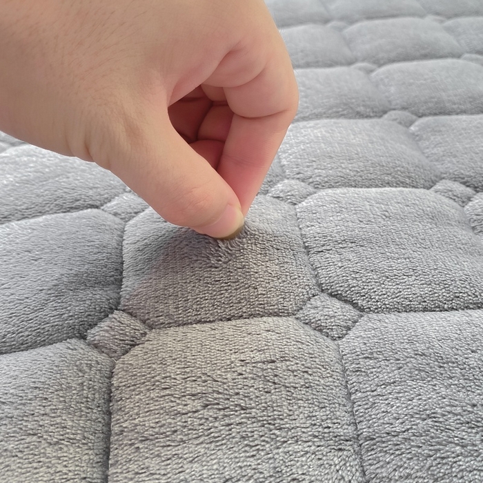 91家纺网 家纺一手货源 找家纺 2025年新款纯色牛奶绒夹棉床垫-风格一 浅灰