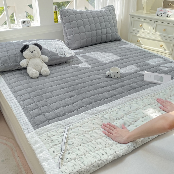 91家纺网 家纺一手货源 找家纺 2025年新款纯色牛奶绒夹棉床垫-风格一 浅灰