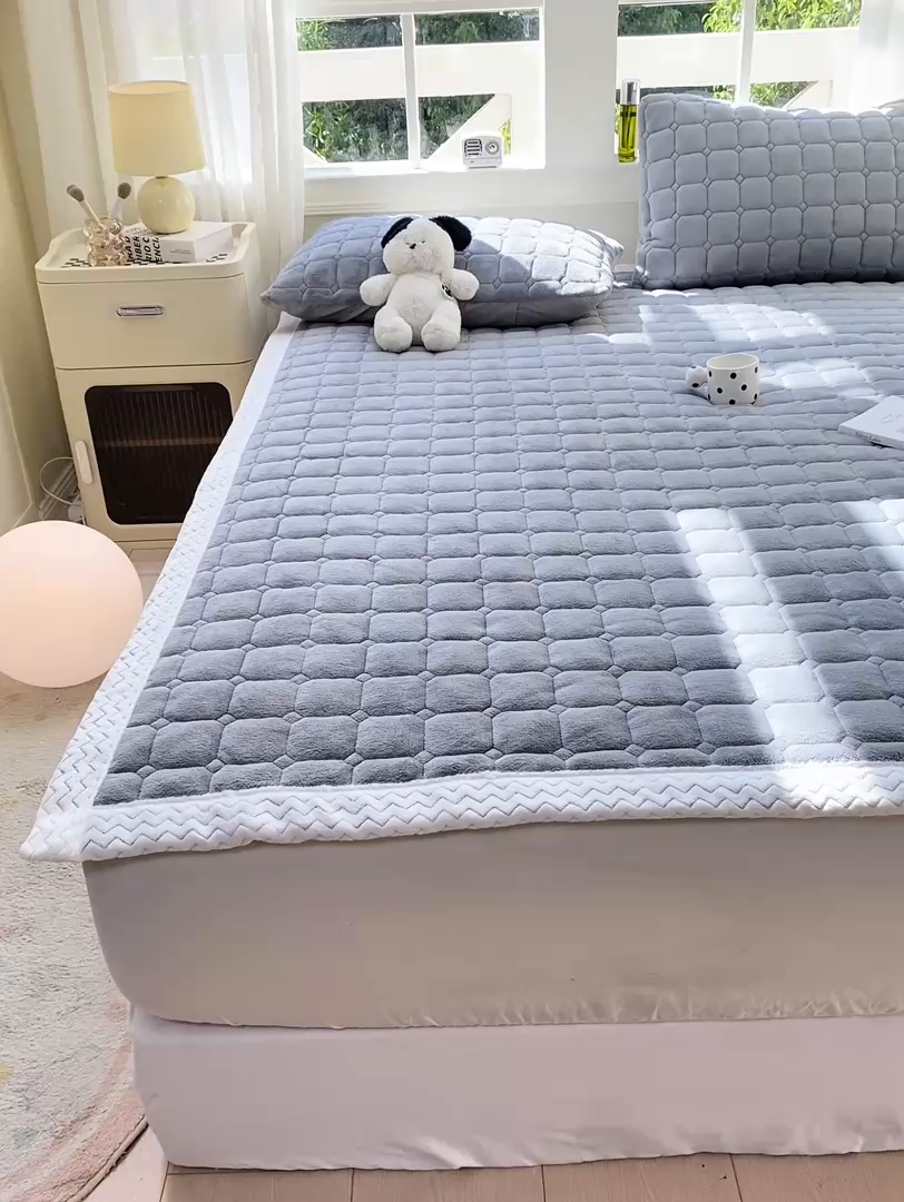 91家纺网 家纺一手货源 找家纺 2025年新款纯色牛奶绒夹棉床垫-风格一 浅灰