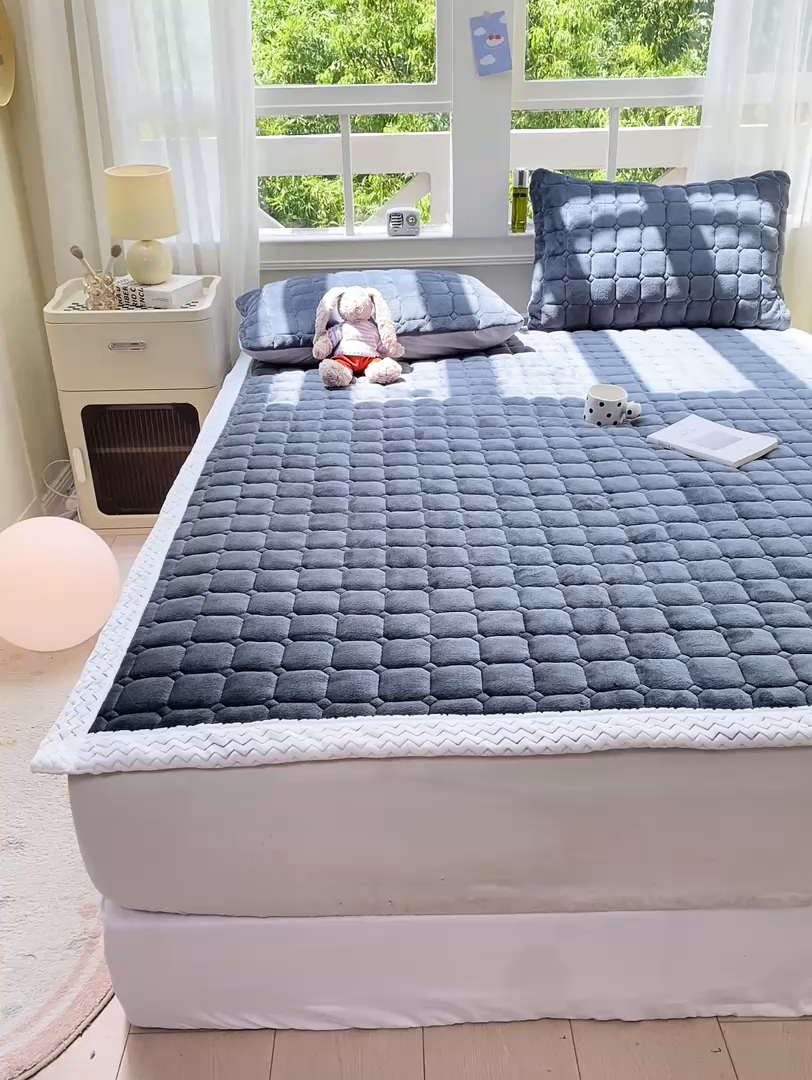91家纺网 家纺一手货源 找家纺 2025年新款纯色牛奶绒夹棉床垫-风格一 深灰