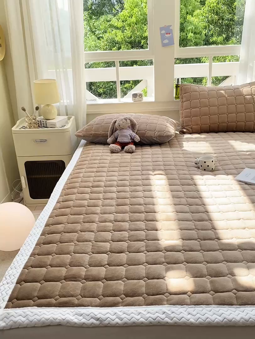 91家纺网 家纺一手货源 找家纺 2025年新款纯色牛奶绒夹棉床垫-风格一 浅咖