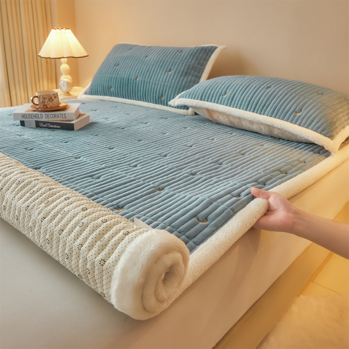 91家纺网 家纺一手货源 找家纺 （总）雯豆家纺 2025秋冬新款刺绣款夹棉床褥床垫床护垫绣花纯色垫子