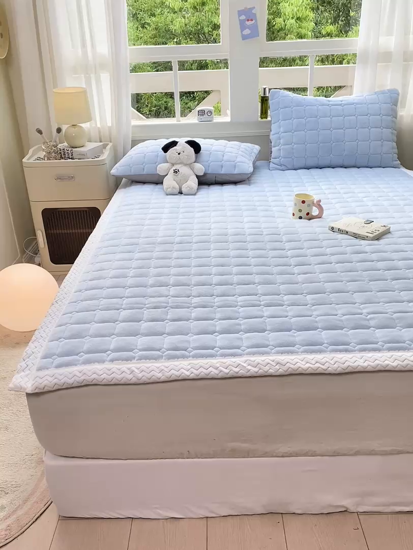91家纺网 家纺一手货源 找家纺 2025年新款纯色牛奶绒夹棉床垫-风格一 天蓝