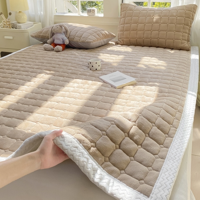 91家纺网 家纺一手货源 找家纺 2025年新款纯色牛奶绒夹棉床垫-风格一 浅咖