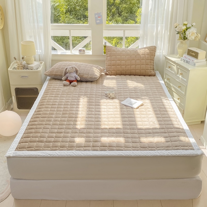 91家纺网 家纺一手货源 找家纺 2025年新款纯色牛奶绒夹棉床垫-风格一 浅咖