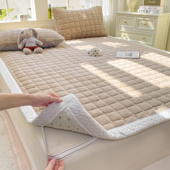 91家纺网 家纺一手货源 找家纺 2025年新款纯色牛奶绒夹棉床垫-风格一 浅咖