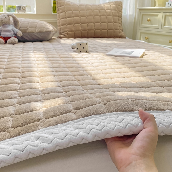 91家纺网 家纺一手货源 找家纺 2025年新款纯色牛奶绒夹棉床垫-风格一 浅咖
