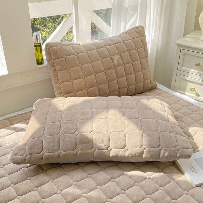 91家纺网 家纺一手货源 找家纺 2025年新款纯色牛奶绒夹棉床垫-风格一 浅咖