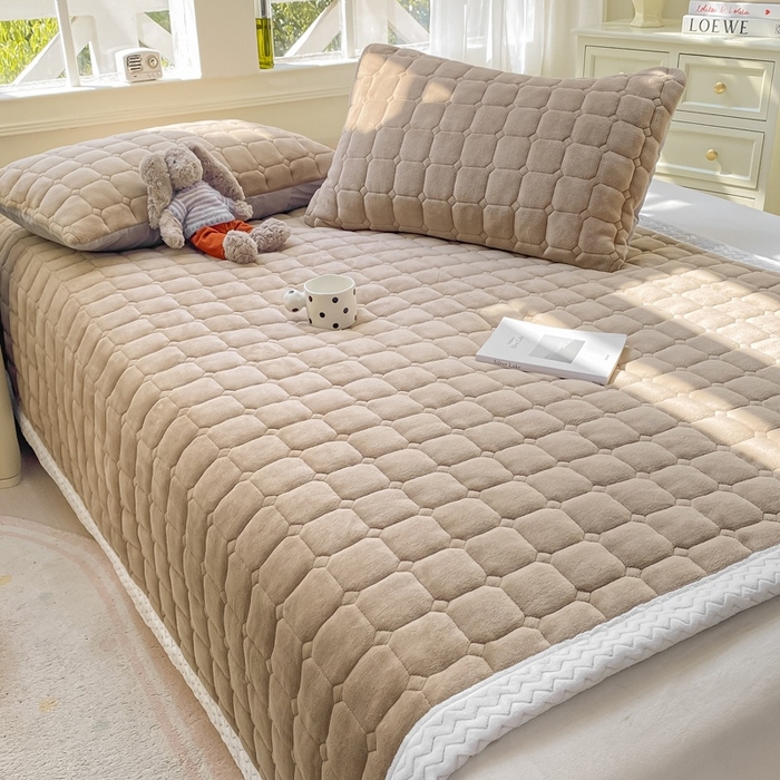 91家纺网 家纺一手货源 找家纺 2025年新款纯色牛奶绒夹棉床垫-风格一 浅咖